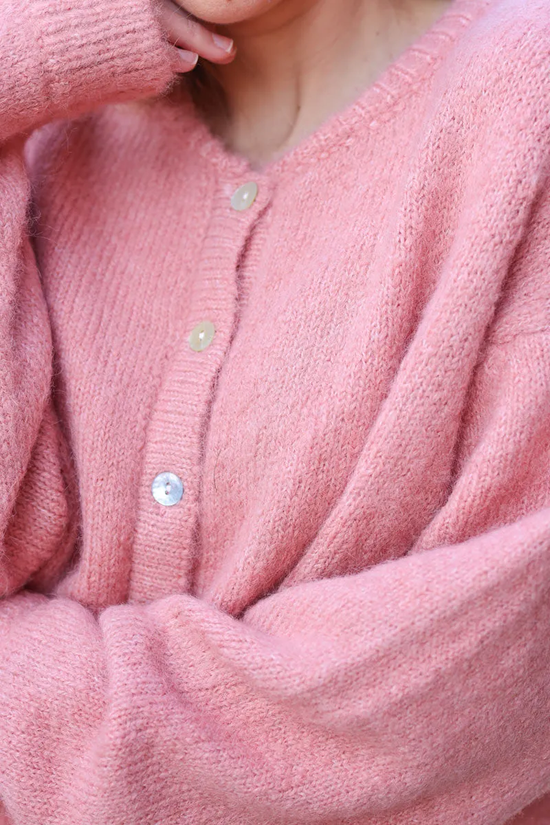 Gilet douillet rose corail en maille col rond boutons nacrés